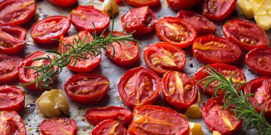 Sarımsak ile pişmiş kırmızı domatesler