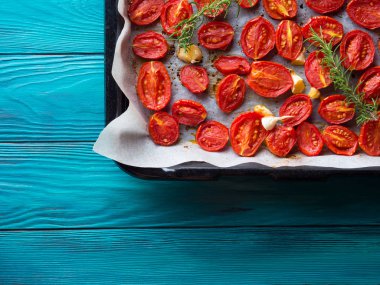 Sarımsak ile pişmiş kırmızı domatesler