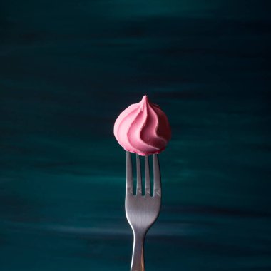 Koyu yeşil çatalı üzerinde pembe beze