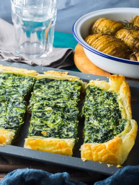 Ispanaklı kiş ve patates ile öğle yemeği