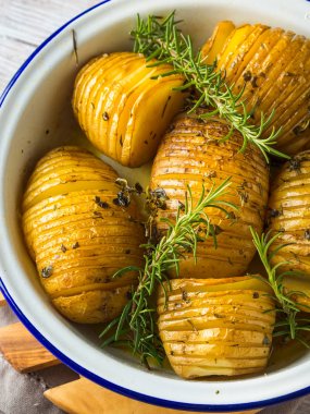 Otlar ile pişmiş fırında patates