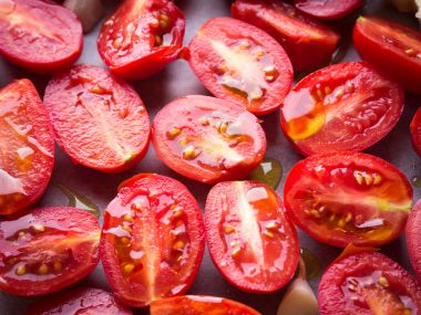 Zeytinyağı ile kırmızı domatesler