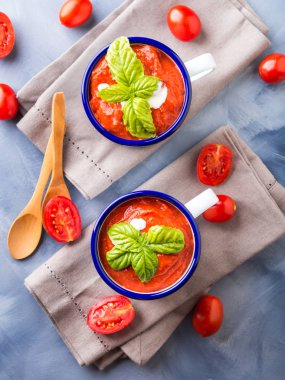 Emaye bardağı domates çorbası