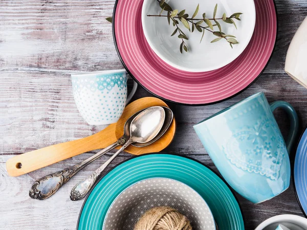 Ahşap arka plan üzerinde seramik çanak çömlek