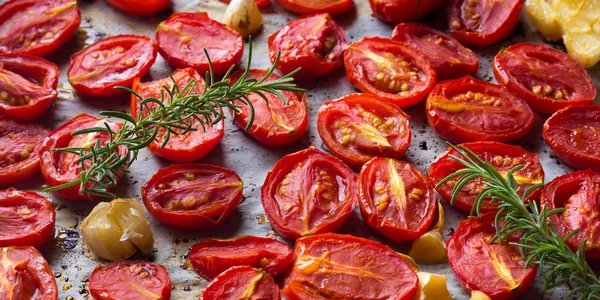 Sarımsak ile pişmiş kırmızı domatesler