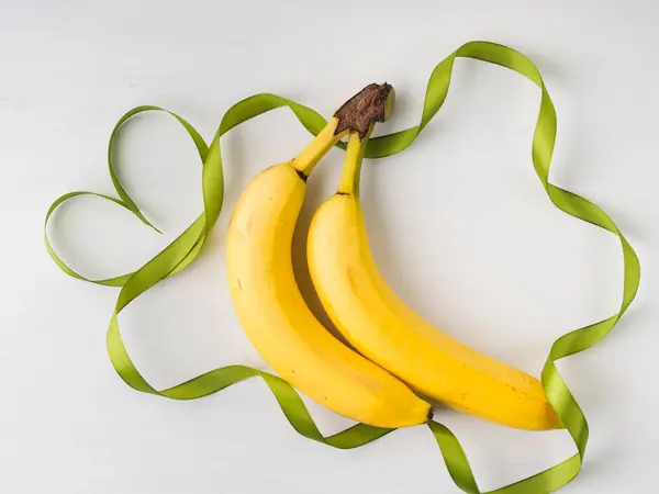 Due banane con cornice a nastro verde — Foto Stock