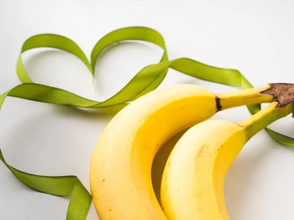 Due banane con cornice a nastro verde — Foto Stock