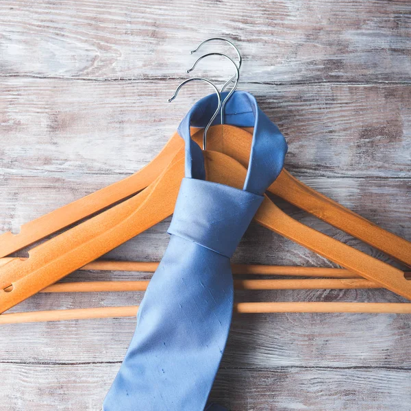 Ahşap elbise askıları ile mans kravat