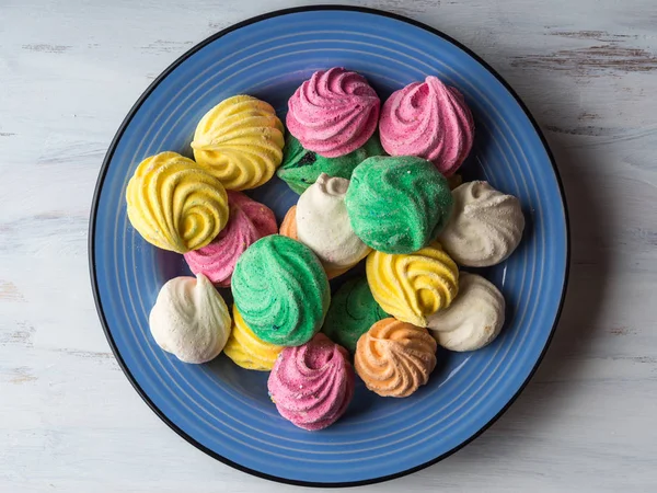 Merengue colorido na placa cerâmica azul — Fotografia de Stock