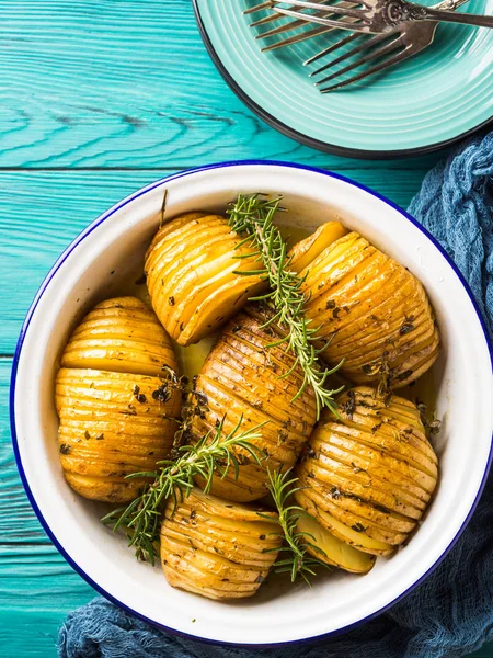 Otlar ile pişmiş fırında patates