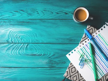 Fincan kahve, not defteri ve kalem kara günü