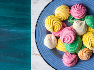 Mavi seramik plaka üzerinde renkli beze