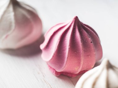 Pastel renk beze beyaz tahta üzerinde