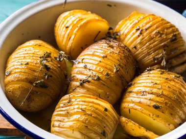 Otlar ile pişmiş fırında patates