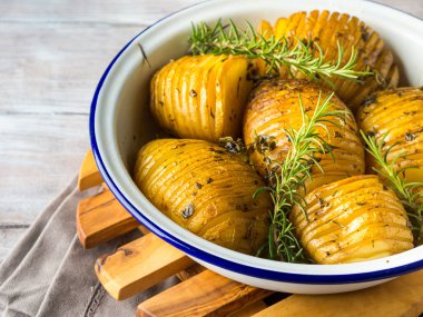 Otlar ile pişmiş fırında patates