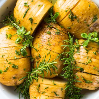 Çiğ patates otlar ile pişirmek