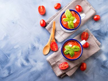 Emaye bardağı domates çorbası