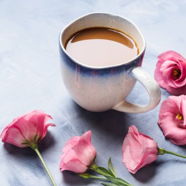 Kahve ve pembe çiçek kartı kupaları