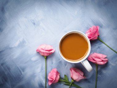 Kahve ve pembe çiçek kartı kupaları