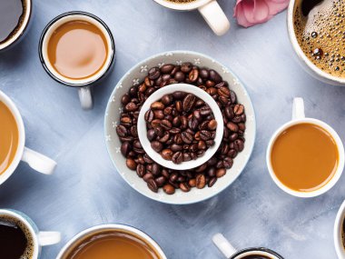 Bardak ve kupalar kahve ve çiçek