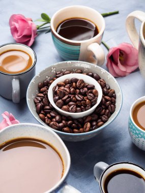 Bardak ve kupalar kahve ve çiçek