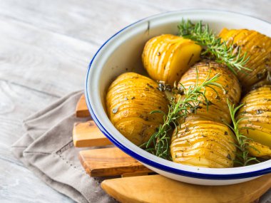 Otlar ile pişmiş fırında patates