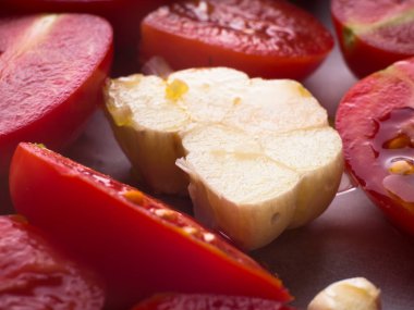 Zeytinyağı ile kırmızı domatesler