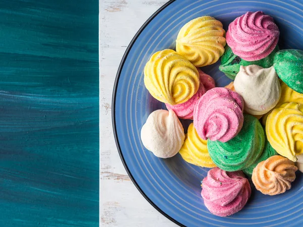 Mavi seramik plaka üzerinde renkli beze