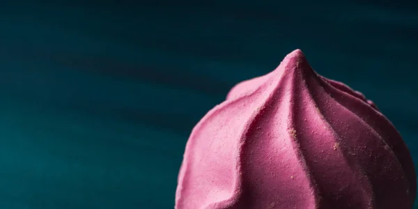 Rosa Pastellfarbe Baiser auf dunkelgrün — Stockfoto