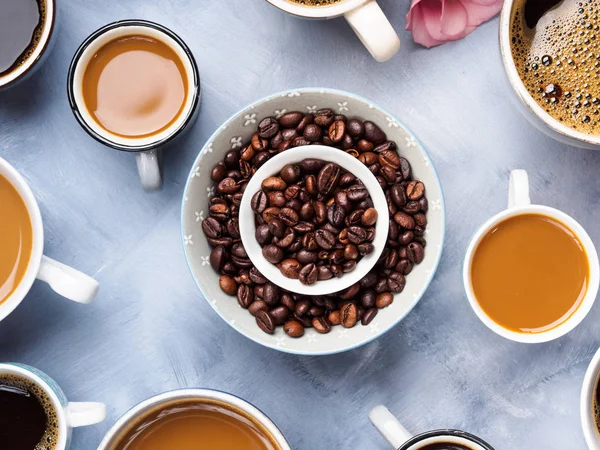 Bardak ve kupalar kahve ve çiçek