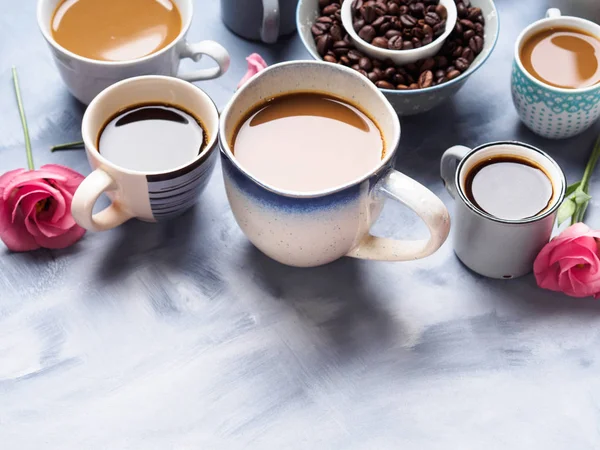 Bardak ve kupalar kahve ve çiçek