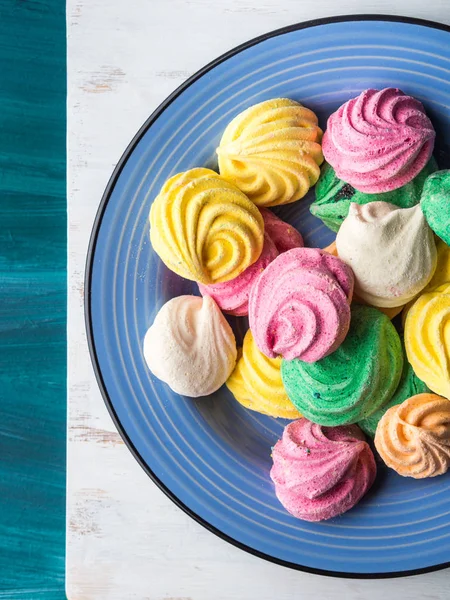 Mavi seramik plaka üzerinde renkli beze