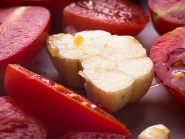 Zeytinyağı ile kırmızı domatesler