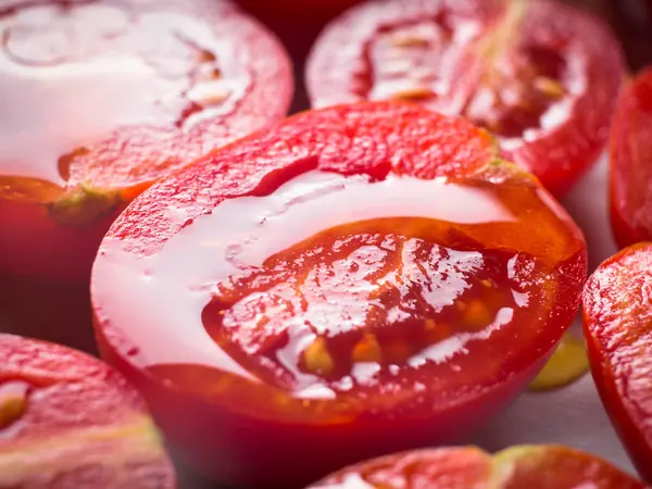 Zeytinyağı ile kırmızı domatesler