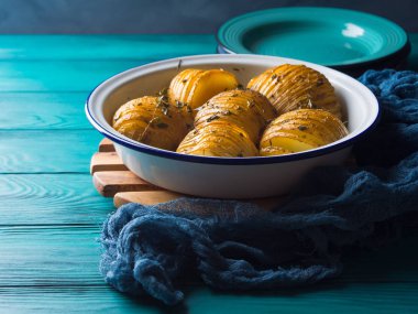 Otlar ile pişmiş fırında patates