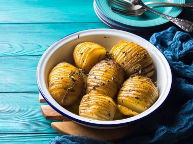 Otlar ile pişmiş fırında patates