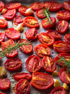 Sarımsak ile pişmiş kırmızı domatesler