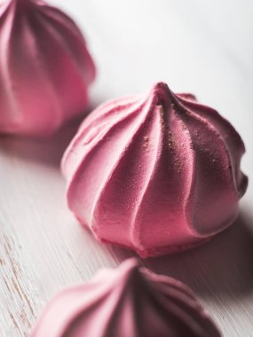 Pastel renk beze beyaz tahta üzerinde