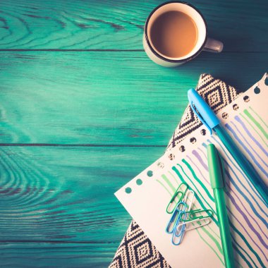 Fincan kahve, not defteri ve kalem kara günü