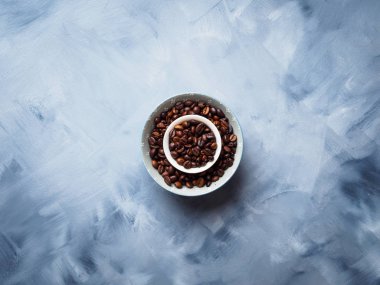 Bütün kahve çekirdekleri kase