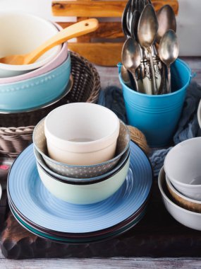 Ahşap arka plan üzerinde seramik ve emaye çanak çömlek