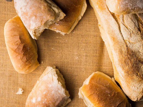 Versgebakken brood op jute donkere houten achtergrond — Stockfoto