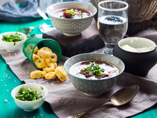 Pancar çorbası kase peçete üzerinde servis