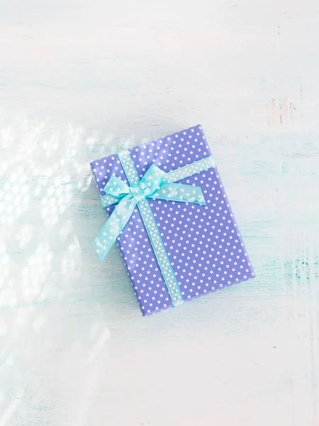 Blauwe geschenkdoos met lint pastel achtergrond. Vaders dag — Stockfoto