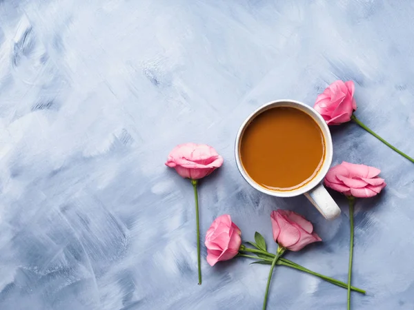 Kahve ve pembe çiçek kartı kupaları