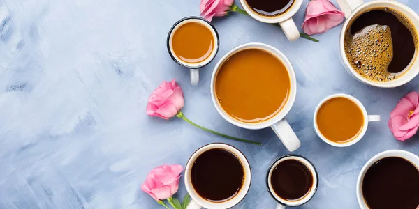 Bardak ve kupalar kahve ve çiçek