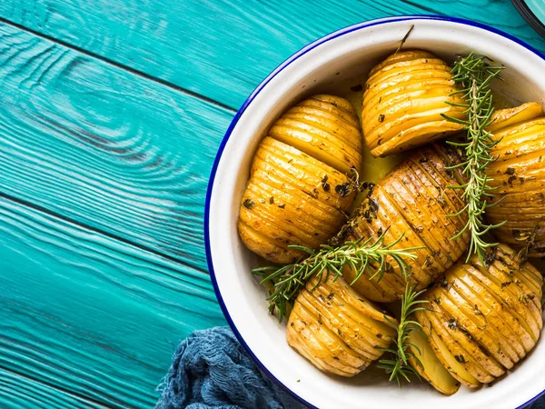 Bakad potatis tillagad med örter — Stockfoto