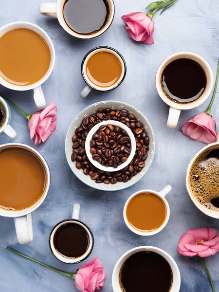 Bardak ve kupalar kahve ve çiçek