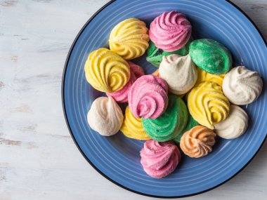 Mavi seramik plaka üzerinde renkli beze