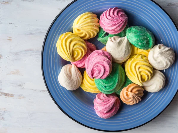 Mavi seramik plaka üzerinde renkli beze